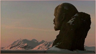 ЛЕНИН ЖИВЕЕ ВСЕХ ЖИВЫХ...ШПИЦБЕРГЕН...местечко БАРЕЦБРУГ...рудник Пирамида закрыт в 1998г.....jpg