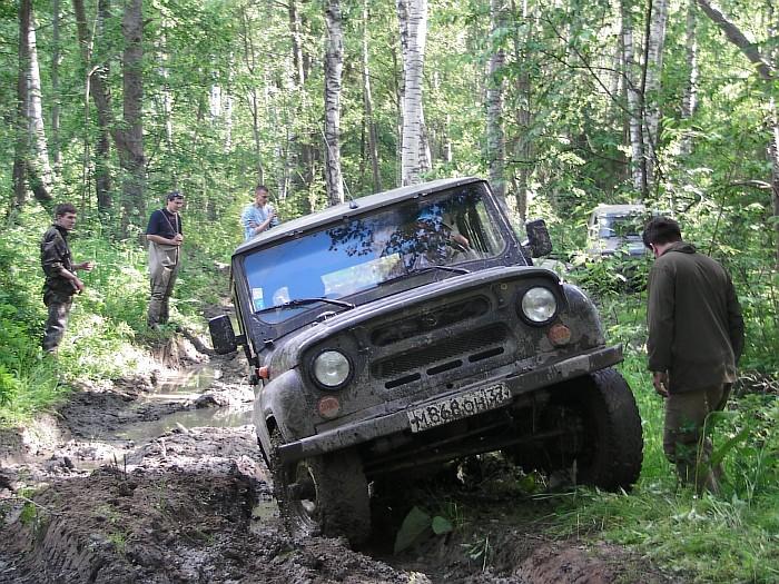 лезет